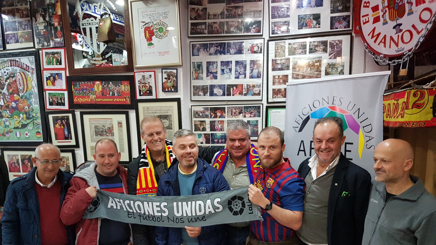 El encuentro entre los participantes de LaLiga Santander Experience y las peñas de Valencia y Barça en imágenes