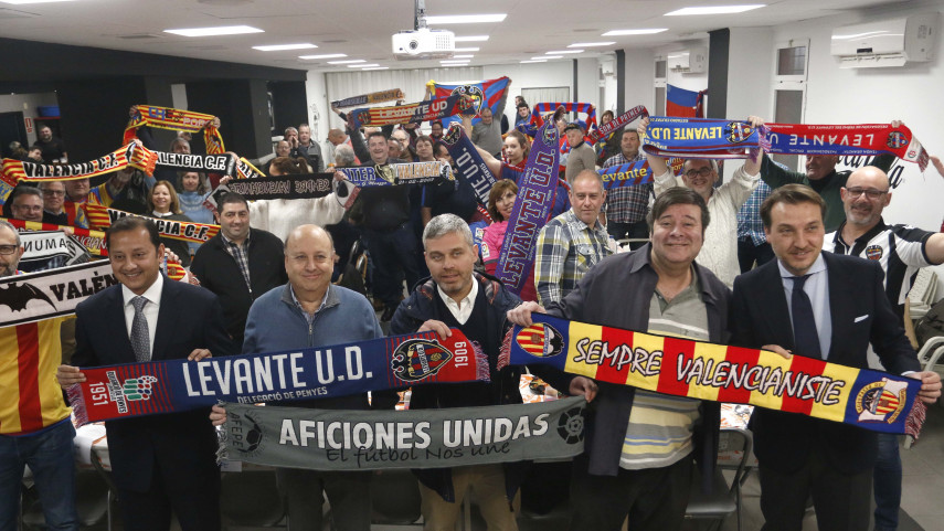 Las aficiones de Valencia CF y Levante UD, unidas antes del derbi valenciano
