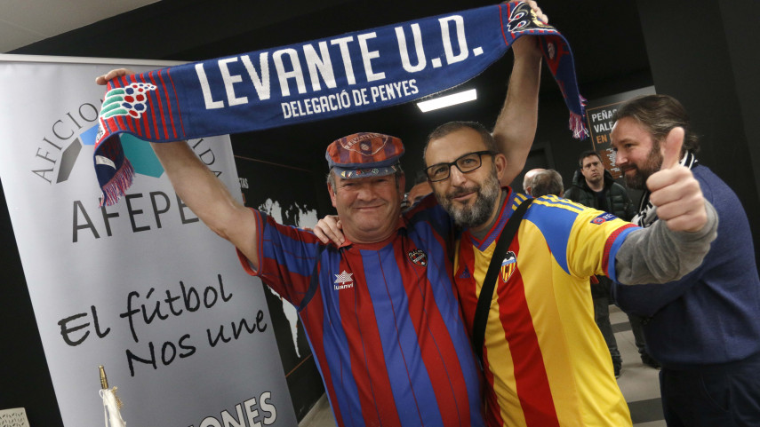 Las mejores imágenes del encuentro entre las aficiones de Valencia CF y Levante UD