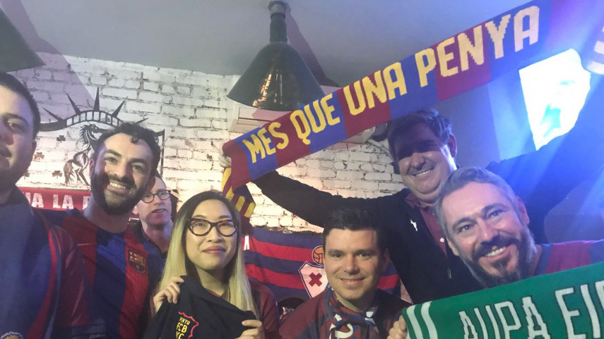 Las peñas de SD Eibar y FC Barcelona disfrutan juntas de LaLiga
