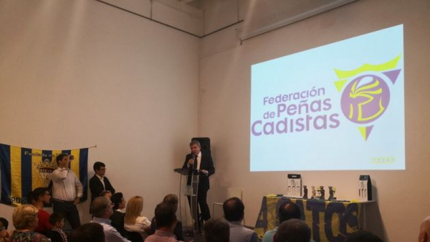 La Peña Cadista 4 Gatos premia a la Federación de Peñas del Cádiz